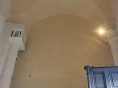 Chapiteau représentant le tombeau de saint-Seurin, dans l'arcade du couloir-porche.