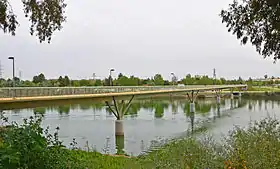 La passerelle de San Jerónimo photographiée depuis la rive droite du canal Alphonse-XIII.