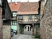 La maison surmontant la rue