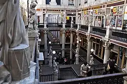 L'escalier central, orné de statues juché sur des colonnes et des piédestals.