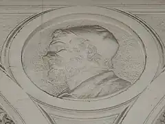 Bas-relief, la tête d'un homme de profil.