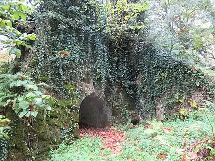 Culée de la passerelle de la Préfecture réalisée à partir des pierres de l'ancien pont de la May de Diù. Vue du parc Jean-Rameau.