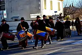 Arrivée des tambourinaires