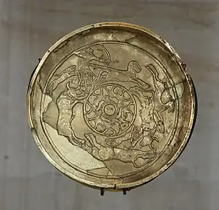 « Patère de la chasse », or, XIVe – XIIIe sièclee av. J.-C. Musée du Louvre.