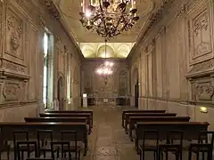 Entrée des caves, au font de l'ancienne chapelle du XVIIe siècle