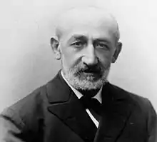 Photographie en noir et blanc et en gros plan de Paul Gordan.