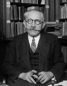 Paul Langevin, dans son bureau.