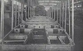 Photographie en noir et blanc du châssis de l'autorail, formé par plusieurs profilés soudés les uns aux autres.