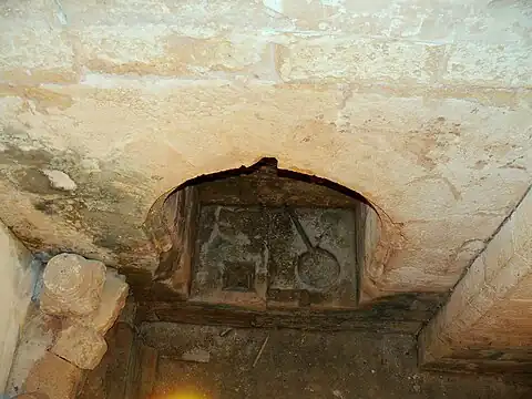 L'ancien sol dans le croisillon nord du transept avec piscine liturgique