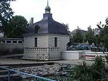Photographie d'un petit bâtiment carré d'un étage au toit en forme de bulbe surmonté d'un clocheton.