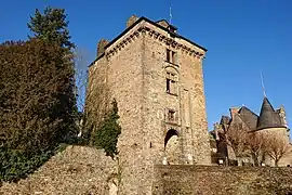 Le pavillon vu de la douve.