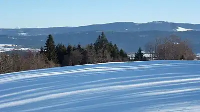 Paysage hivernal à Gilley. La Montagne de Gilley. Le Mont-Châteleu et les sommets suisses.