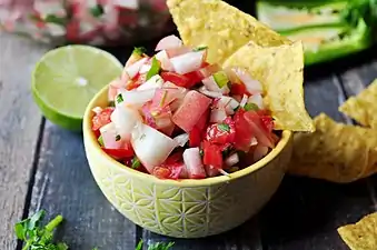 Le pico de gallo (en espagnol, littéralement : « bec de coq ») désigne un mélange de tomates coupées en dés, d'oignons et de piments jalapeños.