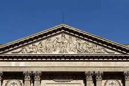 Minerve entourée des muses de la Victoire, couronne le buste de Napoléon (1808), bas-relief du fronton de la colonnade du palais du Louvre à Paris. Le buste de Napoléon Ier a été remplacé par celui de Louis XIV sous la Restauration.