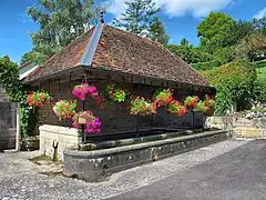 Le lavoir-abreuvoir couvert.