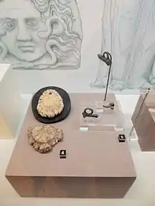 Pendentifs « magiques » gallo-romains. no 5 : trois pendentifs phalliques (fascinum) en alliage de cuivre, provenant d'une nécropole du Ier siècle apr. J.-C., fouilles du quai Arloing et de la villa Montel (rue du Bourbonnais)