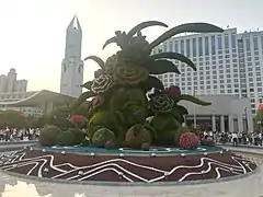 Décoration végétale et mairie en arrière plan