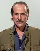 Peter Stormare, modélisé, interprète le Dr. A. J. Hill.