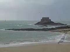 Le Petit Bé vu des remparts de Saint-Malo par gros temps.