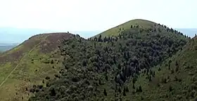 Le Petit Suchet au premier plan et le Grand Suchet, vus au sommet du Pariou