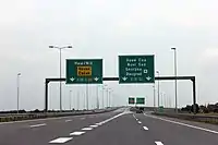 L'échangeur autoroutier ( 23 Belgrade) (A3  A1) vers le Périphérique de Belgrade (Niš) (tout droit), vers Belgrade-Centre (sortie à droite).