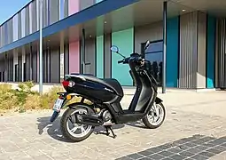 Trois quart arrière.