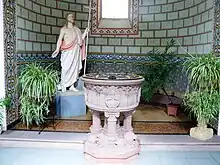 Fonts baptismaux et Christ ressuscité.