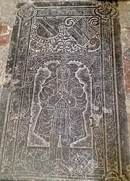 Dalle funéraire de Philippe, fils aîné de Jean et d'Anne (on y distingue les armes de son père, comte de Boussu et de sa mère).