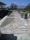 Couloir au sol dallé multicolore