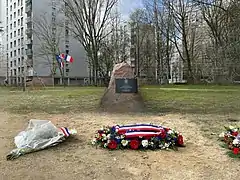 Stèle en hommage au policier Ahmed Merabet , mort lors des  attentats de janvier 2015.