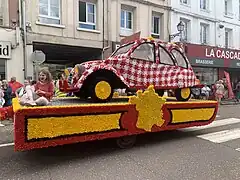 Char représentant la  2 CV Cochonou lors de la Cany parade 2023