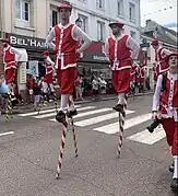 Les Échasseurs namurois lors de la Cany parade 2023