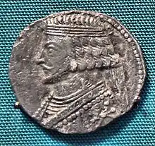 Tête de profil de Phraatès, air grave.