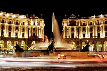 La fontaine, de nuit.