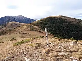 Vue du pic de l'Estelle (à droite) depuis l'est ; à gauche, le pic Gallinasse (2 461 m).