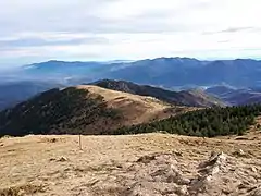 Vue vers le sud-est depuis le pic, sur le Vallespir et (au loin) le massif des Albères.
