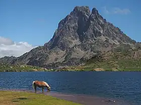 Vue du pic du Midi d'Ossau depuis le lac Gentau.