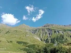 Le pic de l'Ouillon (à gauche) vu depuis la Ville des Glaciers au nord-ouest.