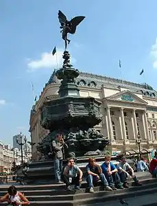 Shaftesbury Memorial (en) à Piccadilly Circus, Londres. C'est l'une des premières sculptures fondues en aluminium.