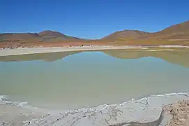 Salar de Aguas face aux collines de Caichinque, Capur, Cosor et Murchota (de gauche à droite).
