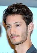 Pierre Niney interprète Adrien.