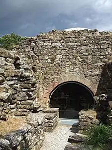 La tombe circulaire supérieure et les vestiges des tombes latérales (l'ouverture -vitrée- est récente et permet au visiteurs d'apercevoir la voûte).
