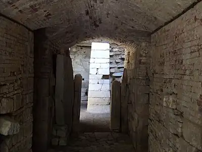 Vestibule de la tombe inférieure avec ses accès latéraux et l'omphalos de la chambre principale au fond.
