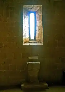 Image des fonts baptismaux des papes Pie II et Pie III dans la pieve di Corsignano