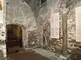 Crypte, avec la colonne dite de "Saint Paul"
