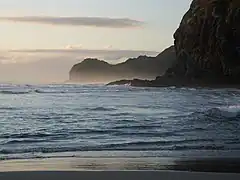 Vers le nord en direction du rocher des lions et la pointe de Te Waha Point