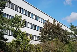 Fenêtres typiques duStyle fonctionnalistedes années 1960.