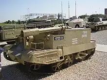 Photo couleur d'un véhicule bas à chenille sur lequel on peut voir un bras mobile servant de lance-flamme.