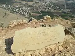 Photo d'une table d'orientation dominant nettement le paysage