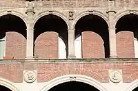 Hôtel de Pins : arcades, médaillons et chapiteaux.